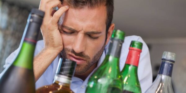Psychoza alkoholowa: przyczyny i objawy