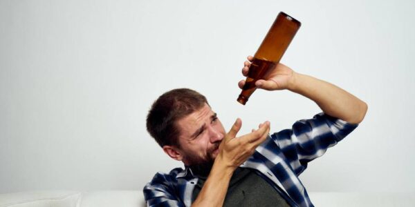Pierwsze objawy alkoholizmu: co powinno zaniepokoić?