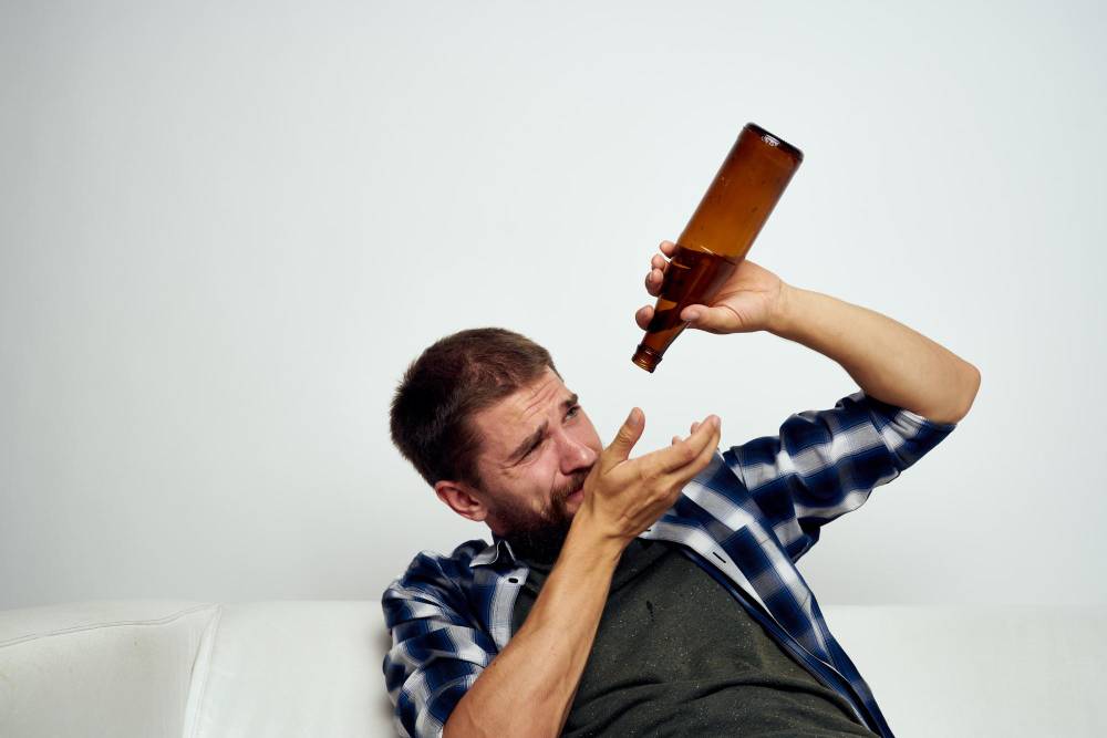 Pierwsze objawy alkoholizmu: co powinno zaniepokoić?