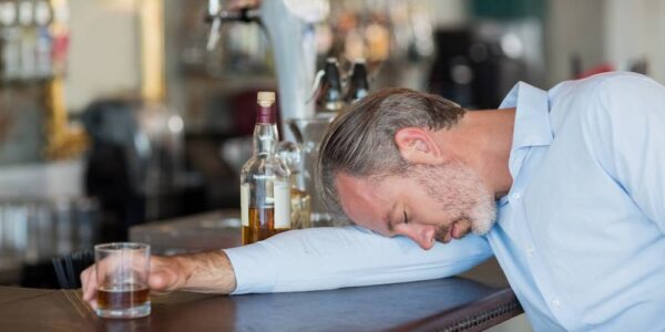 Ból mięśni po alkoholu: Przyczyny i rozwiązania